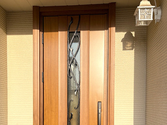 玄関ドアリフォーム 日差しを抑えて快適に、断熱性・遮熱性がアップした玄関ドア