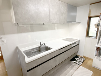 キッチンリフォーム 理想の扉色で一新した、高級感あるキッチン