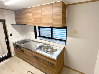 キッチンリフォーム 内装まできれいになった明るいキッチン