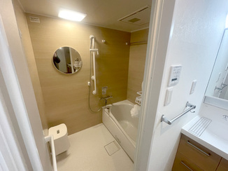 バスルームリフォーム 浮かせる収納が便利な浴室＆隙間を活用した造作カウンター付き洗面台